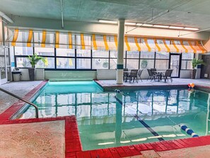Innenpool, beheizter Pool, Liegestühle