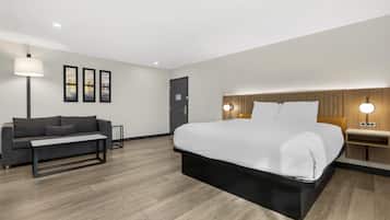 Standaard kamer, 1 kingsize bed, niet-roken, hoek (with Single Sofabed;Larger Room) | Luxe beddengoed, pillowtop-bedden, een kluis op de kamer, een bureau