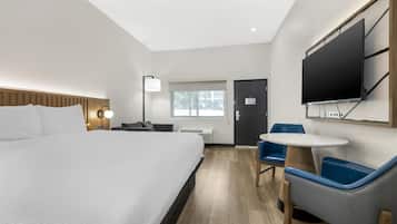 Standaard kamer, 1 kingsize bed, niet-roken (with Single Sofabed) | Luxe beddengoed, pillowtop-bedden, een kluis op de kamer, een bureau