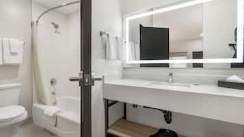 Standaard kamer, 2 queensize bedden, niet-roken | Badkamer | Een bad/douchecombinatie, gratis toiletartikelen, een haardroger
