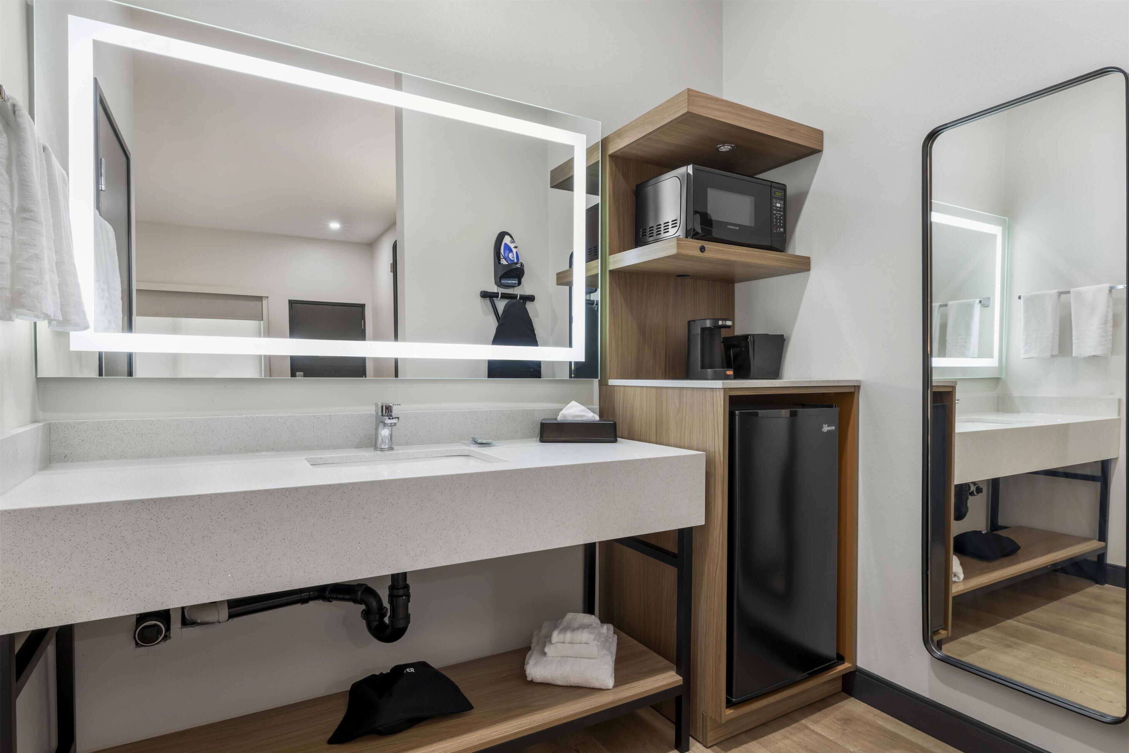 Standaard kamer, 2 queensize bedden, niet-roken | Badkamer | Een bad/douchecombinatie, gratis toiletartikelen, een haardroger