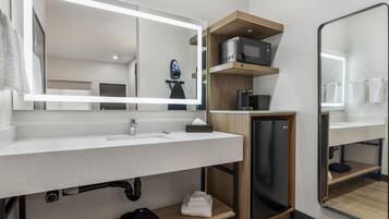 Standaard kamer, 2 queensize bedden, niet-roken | Badkamer | Een bad/douchecombinatie, gratis toiletartikelen, een haardroger