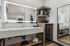 Quarto standard, 2 camas Queen, para não fumantes | Banheiro | Chuveiro/banheira combinados, produtos de toalete grátis