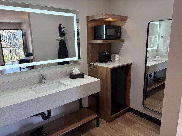 Premium bedding, pillow-top beds, in-room safe, desk - Best Western San Diego Pacific Beach/Mission Bay (San Diego)