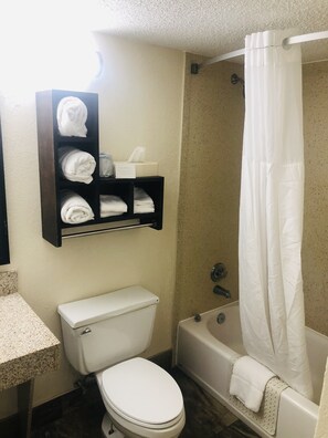 Bathroom - Quail Inn & Suites (Myrtle Beach)