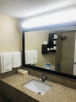 Superior Room | Bathroom | Combined shower/tub, free toiletries, hair dryer, towels - Quail Inn & Suites (Myrtle Beach)