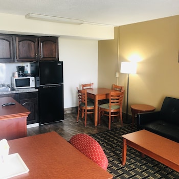 Standard Suite | In-room dining at Quail Inn & Suites