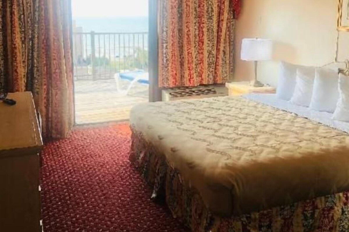Premium bedding, in-room safe, desk, iron/ironing board