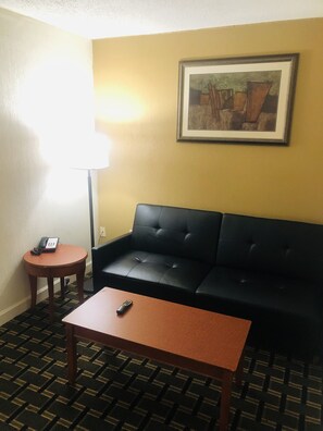 Business Suite | Living area | 40-inch flat-screen TV with satellite channels, TV, pay movies - Quail Inn & Suites (Myrtle Beach)