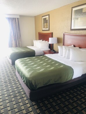 Premium bedding, in-room safe, desk, iron/ironing board - Quail Inn & Suites (Myrtle Beach)