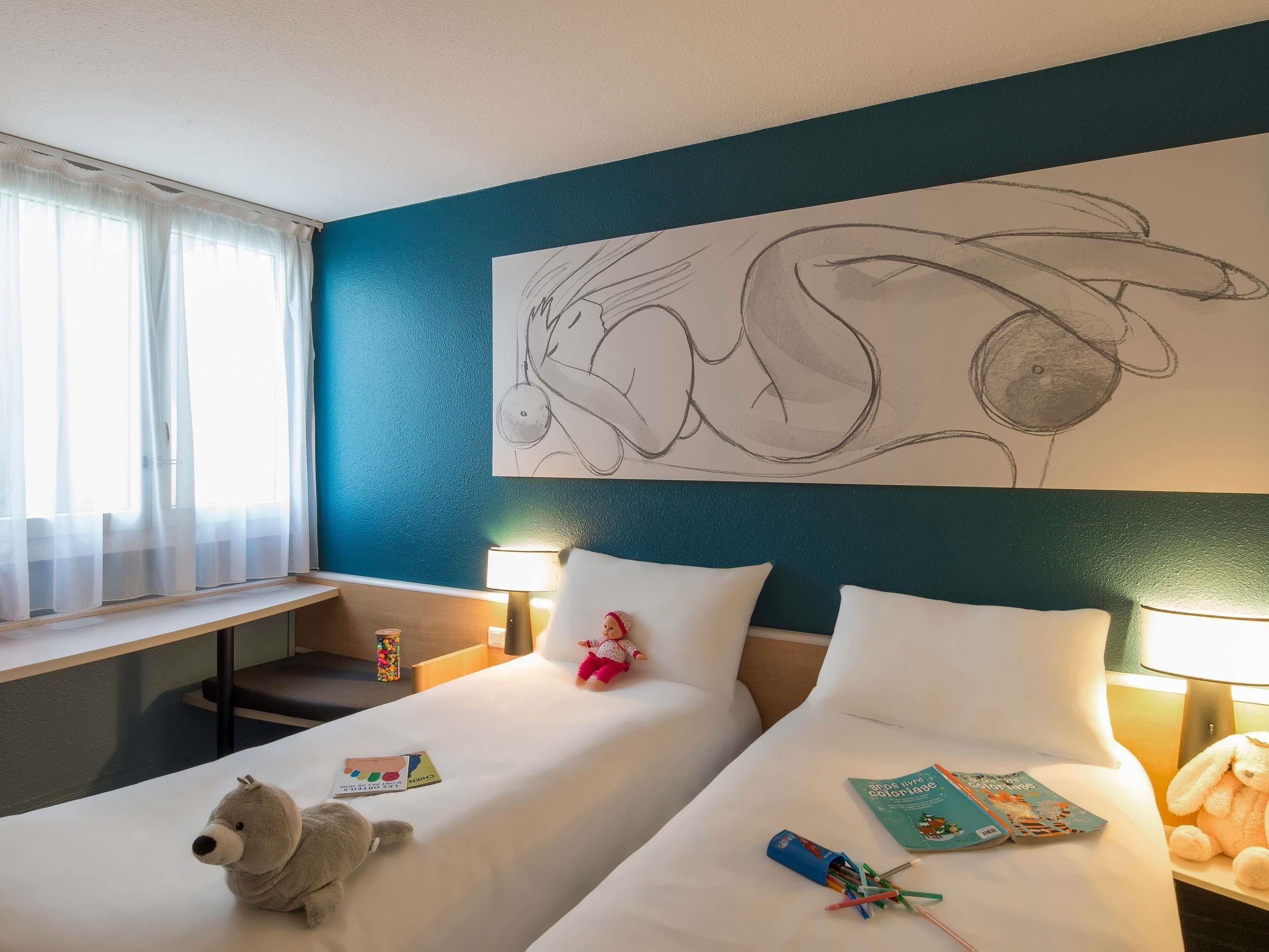 Ropa de cama de alta calidad y caja de seguridad en la habitación 