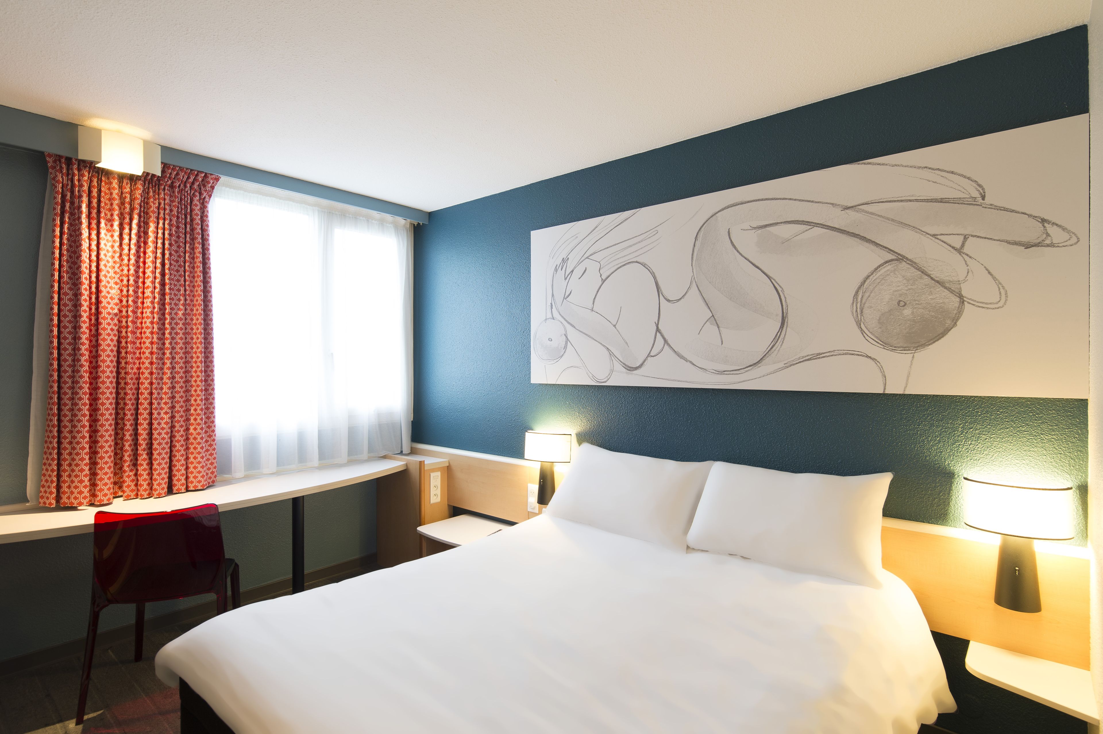 standard double room, 1 double bed | premium bedding, in-room safe, desk, blackout curtains