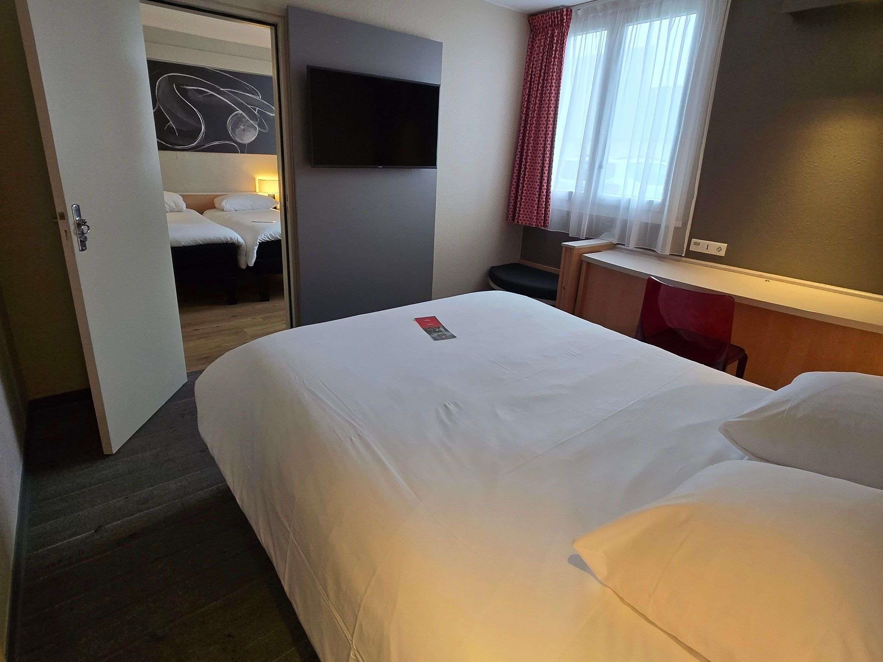 Zimmer, 2 Doppelbetten | Hochwertige Bettwaren, Zimmersafe, Schreibtisch, Verdunkelungsvorhänge
