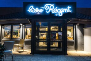 Déjeuner et dîner servis sur place, spécialités Cuisine française