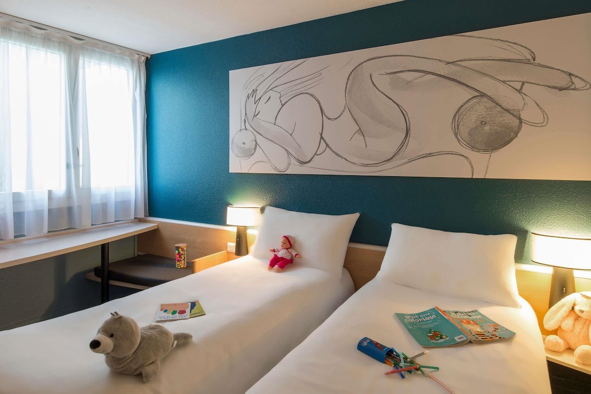 Premium bedding, in-room safe, desk, blackout curtains