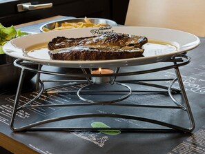 Lunch and dinner served, French cuisine - ibis Tours Nord (Tours)