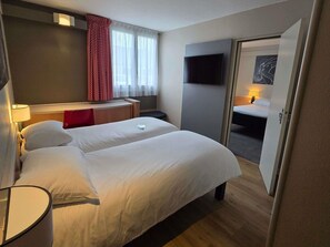 Kamar, 2 Tempat Tidur Double | Seprai premium, brankas, meja kerja, dan tirai kedap cahaya