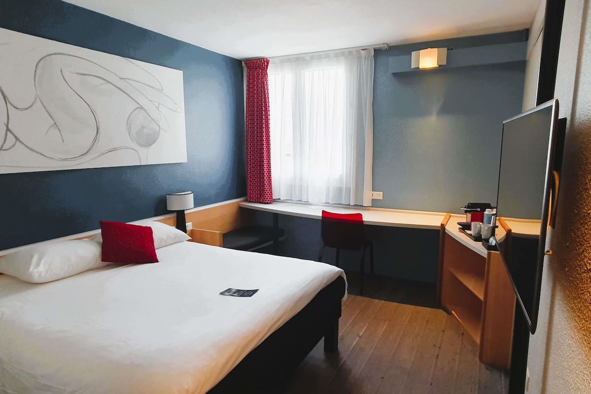 Ropa de cama de alta calidad y caja de seguridad en la habitación