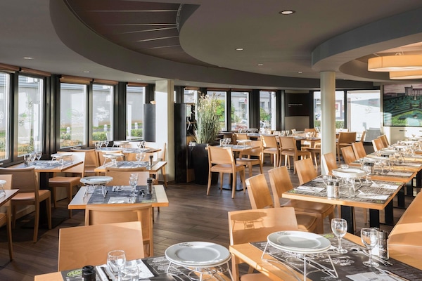 Lunch and dinner served, French cuisine