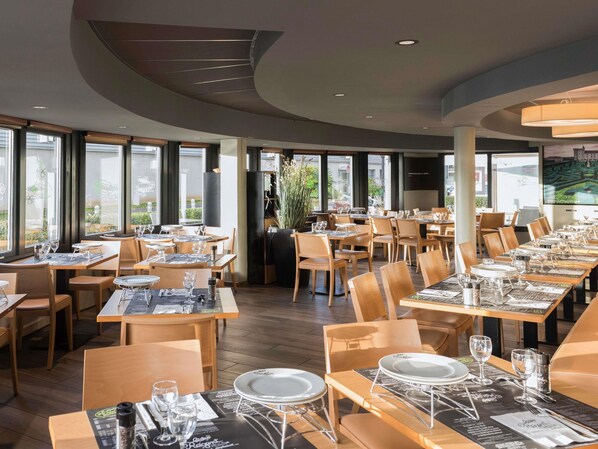 Déjeuner et dîner servis sur place, spécialités Cuisine française