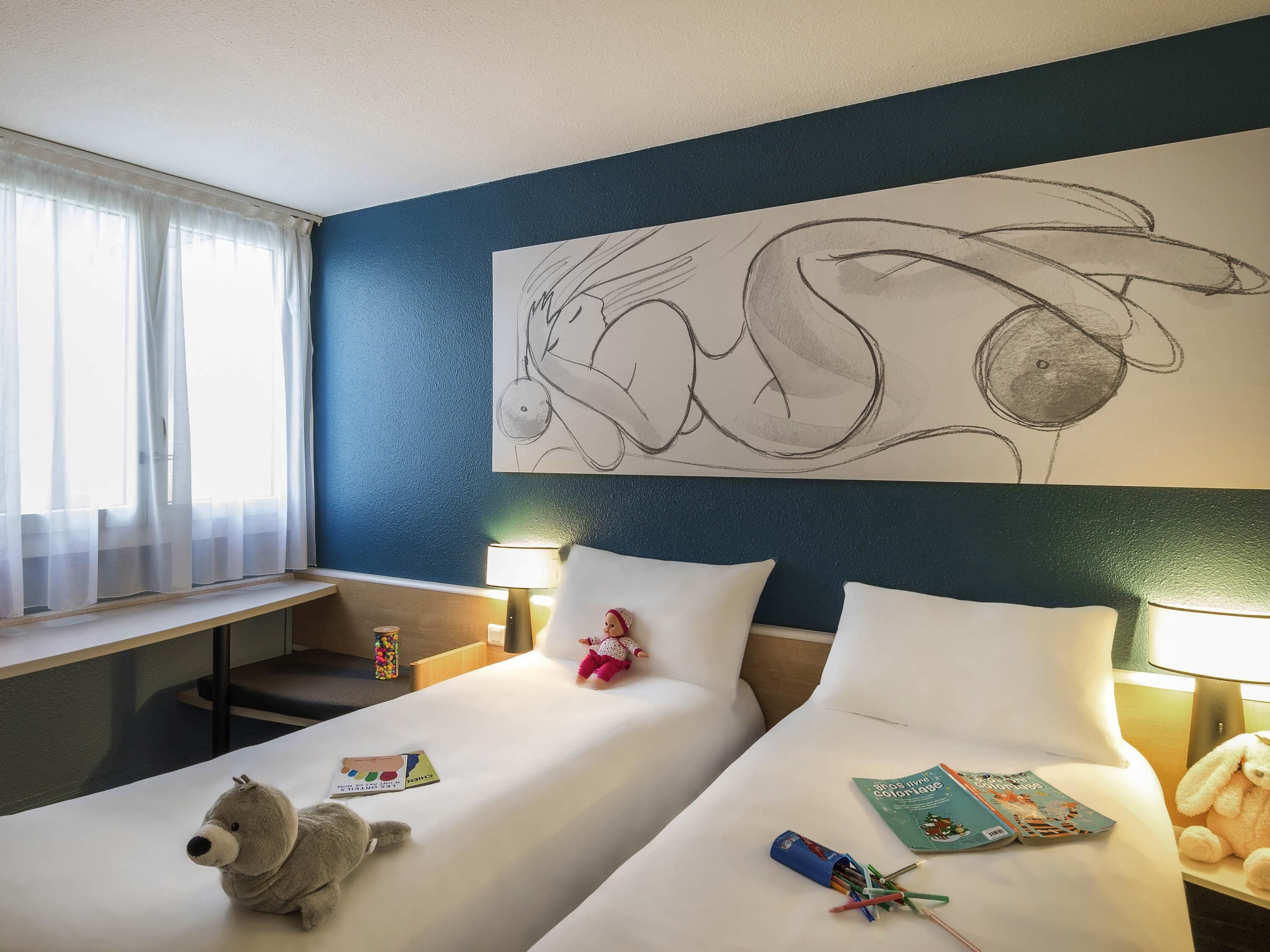 Ropa de cama de alta calidad y caja de seguridad en la habitación 