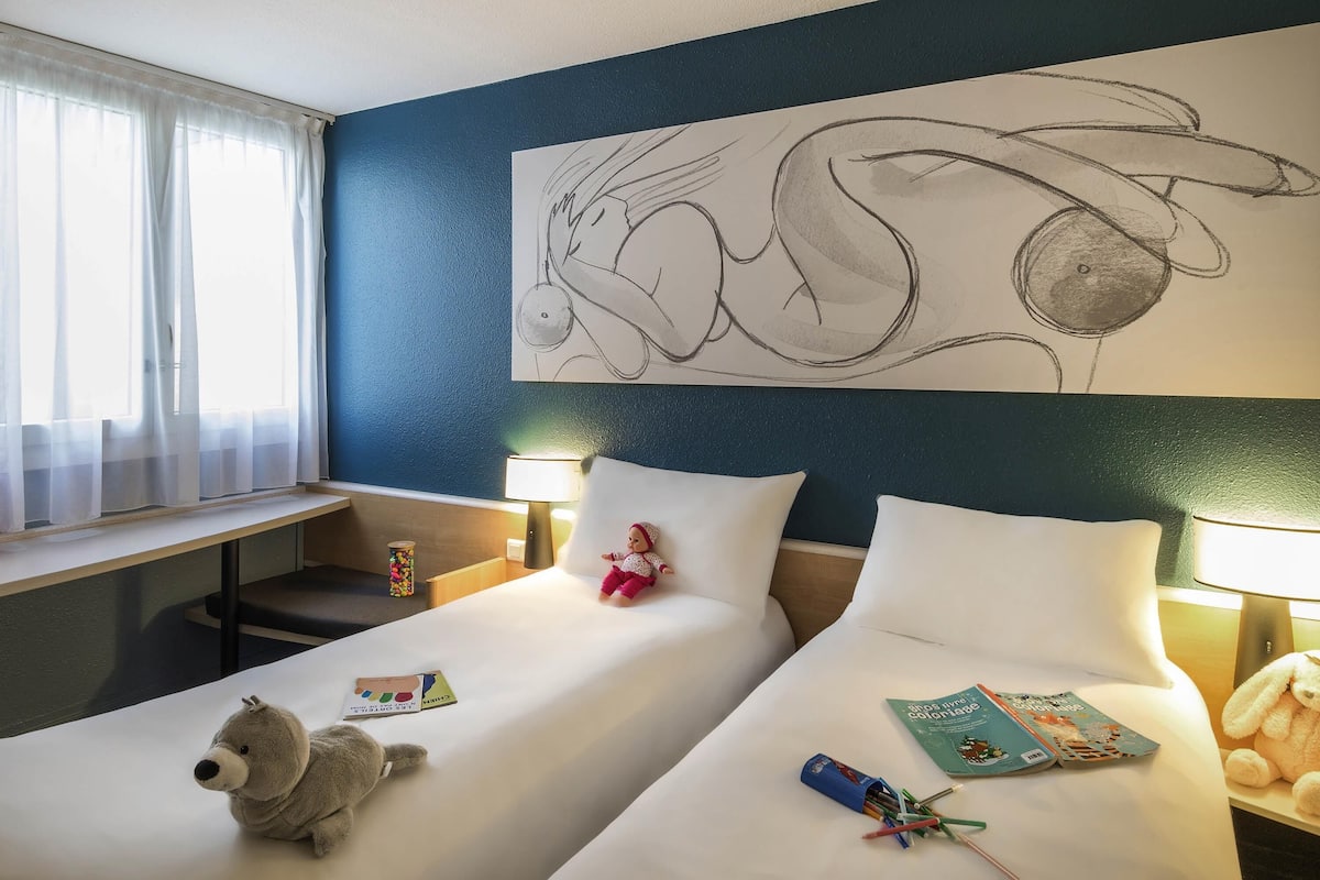 Ropa de cama de alta calidad y caja de seguridad en la habitación