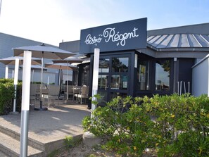 Melayani makan siang dan makan malam dengan sajian masakan Prancis