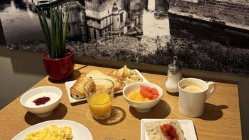 Sarapan prasmanan setiap hari (EUR 14.00 per orang)