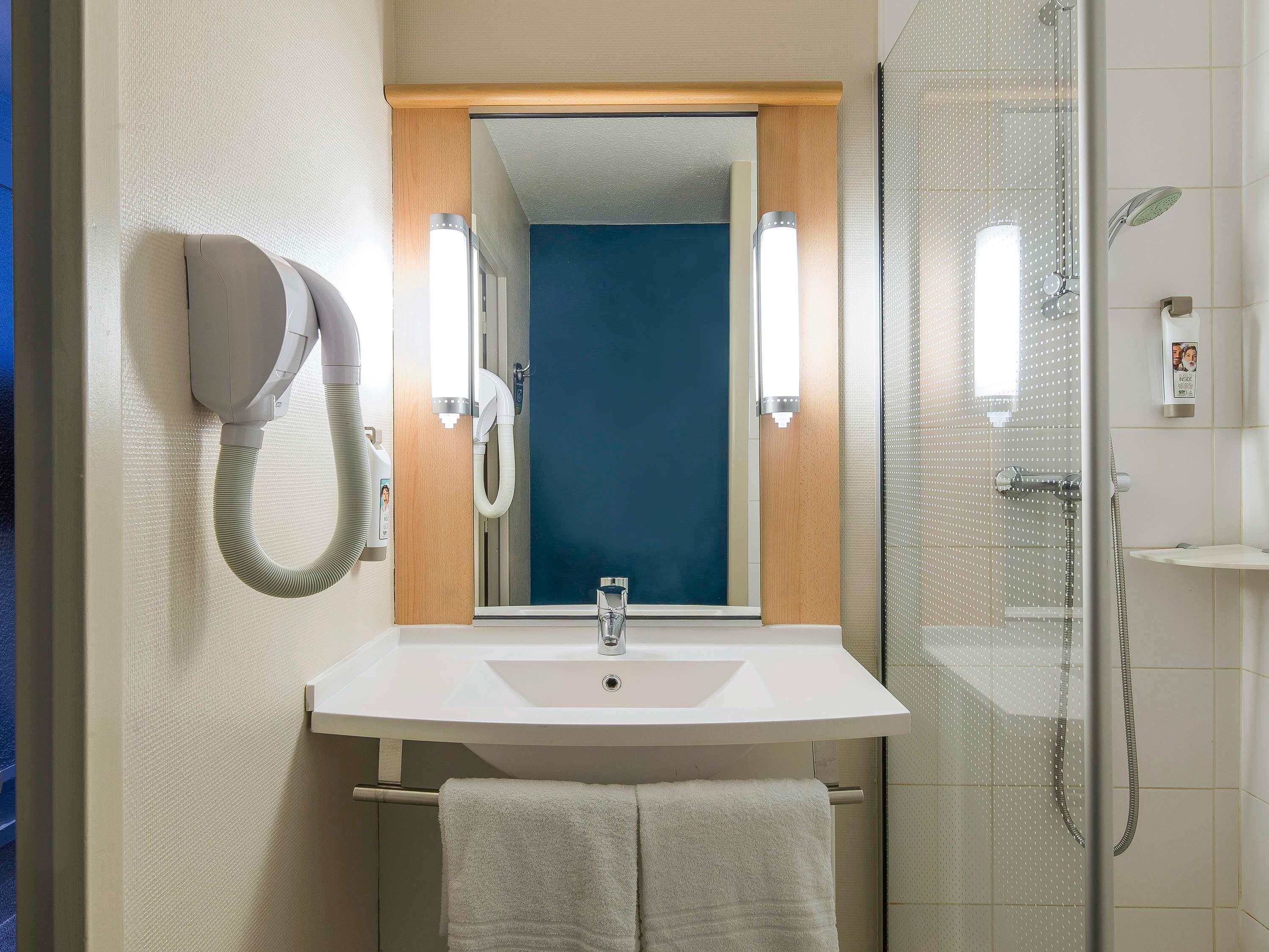 Ropa de cama de alta calidad y caja de seguridad en la habitación 