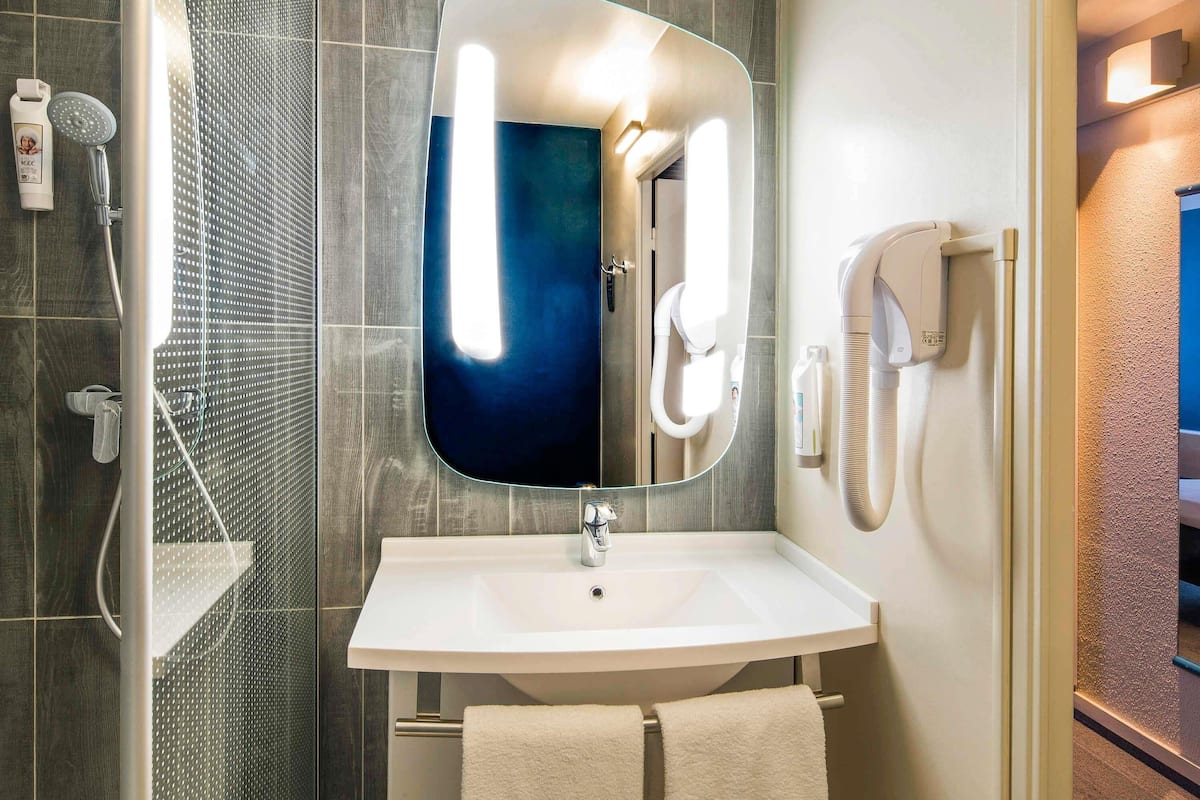 Premium-sengetøj, pengeskab på værelset, skrivebord