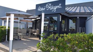 Déjeuner et dßner servis sur place, spécialités Cuisine française