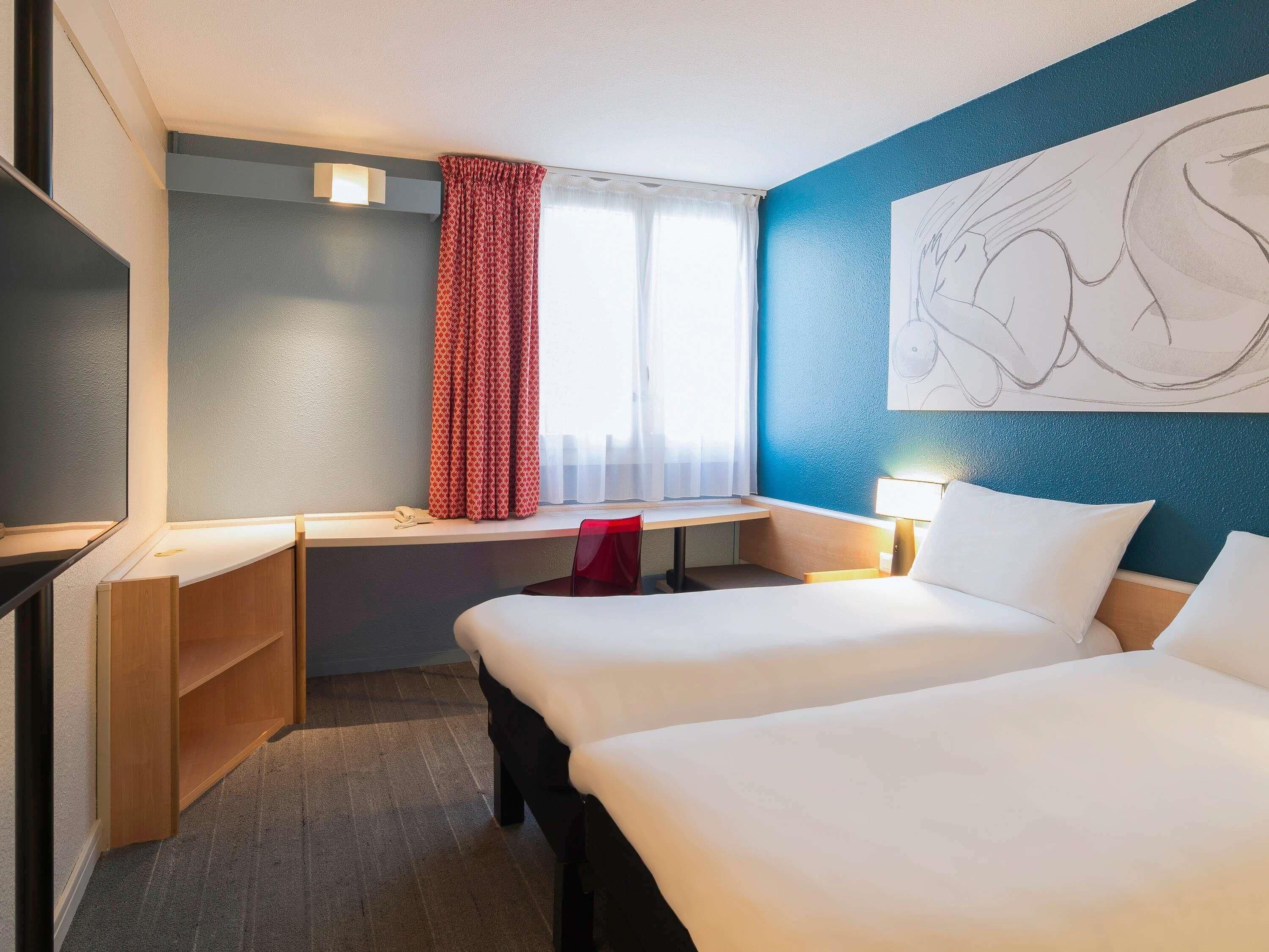Habitación estándar, 2 camas individuales | Ropa de cama de alta calidad, caja fuerte, escritorio y cortinas opacas