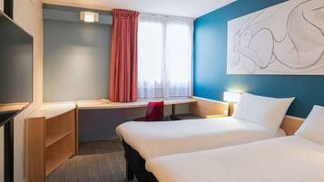 Kamar Standar, 2 Tempat Tidur Twin | Seprai premium, brankas, meja kerja, dan tirai kedap cahaya