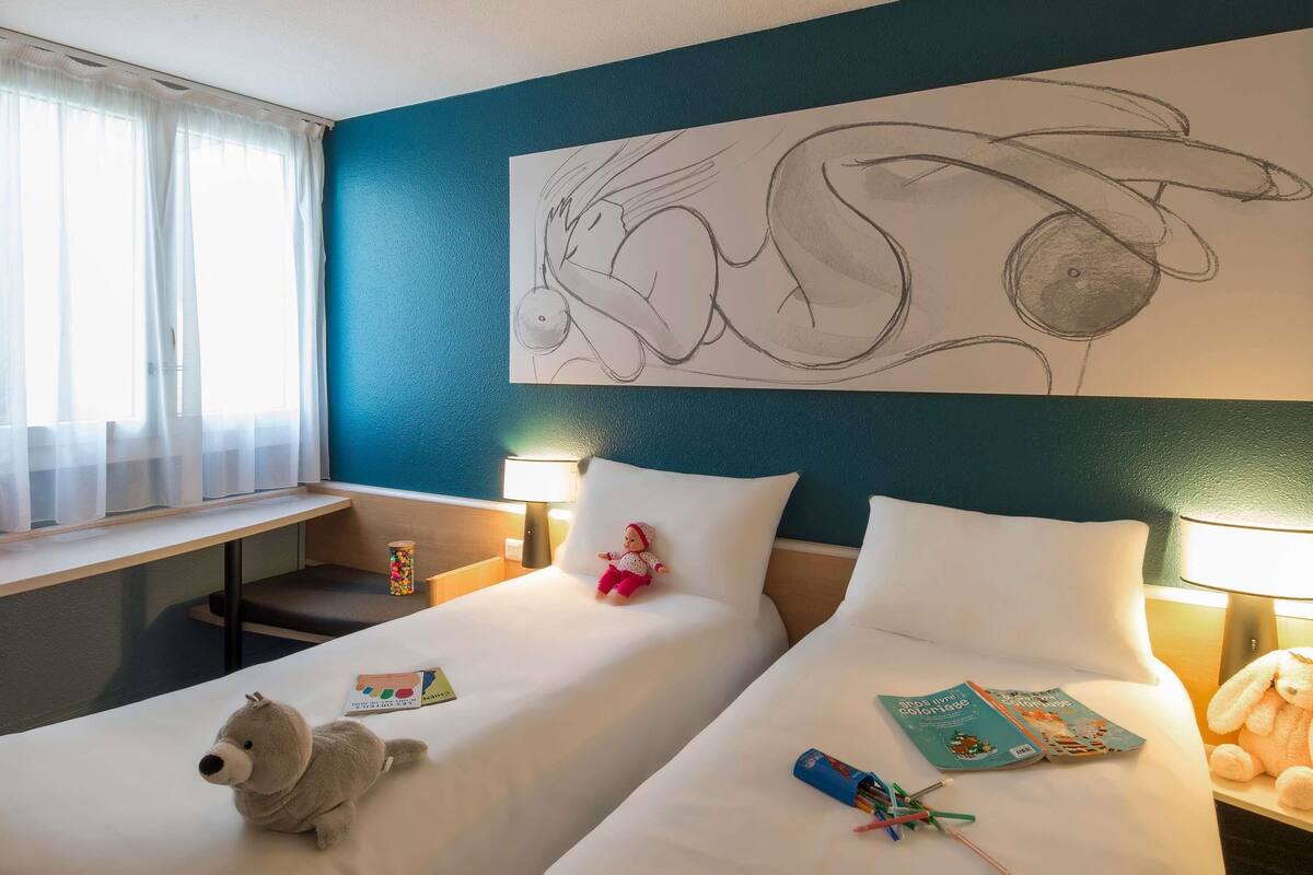 Premium bedding, in-room safe, desk, blackout curtains