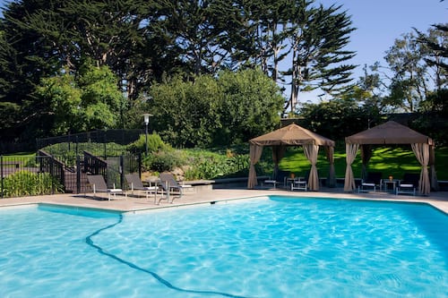 2 outdoor pools, sun loungers