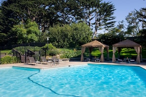 2 piscines extérieures, chaises longues
