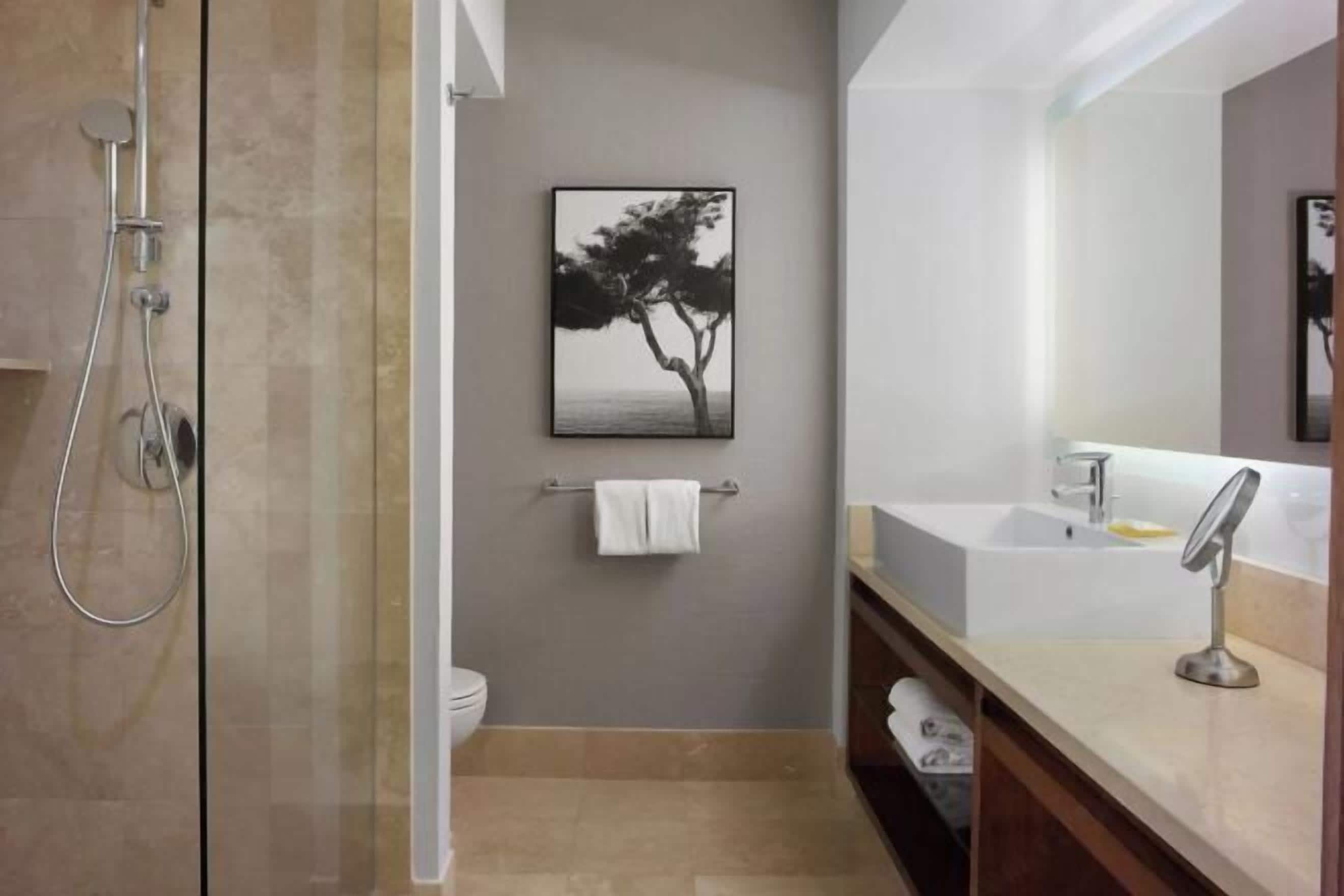 Designer-Toilettenartikel, Haartrockner, Bademäntel, Hausschuhe