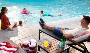 2 piscinas externas, espreguiçadeiras