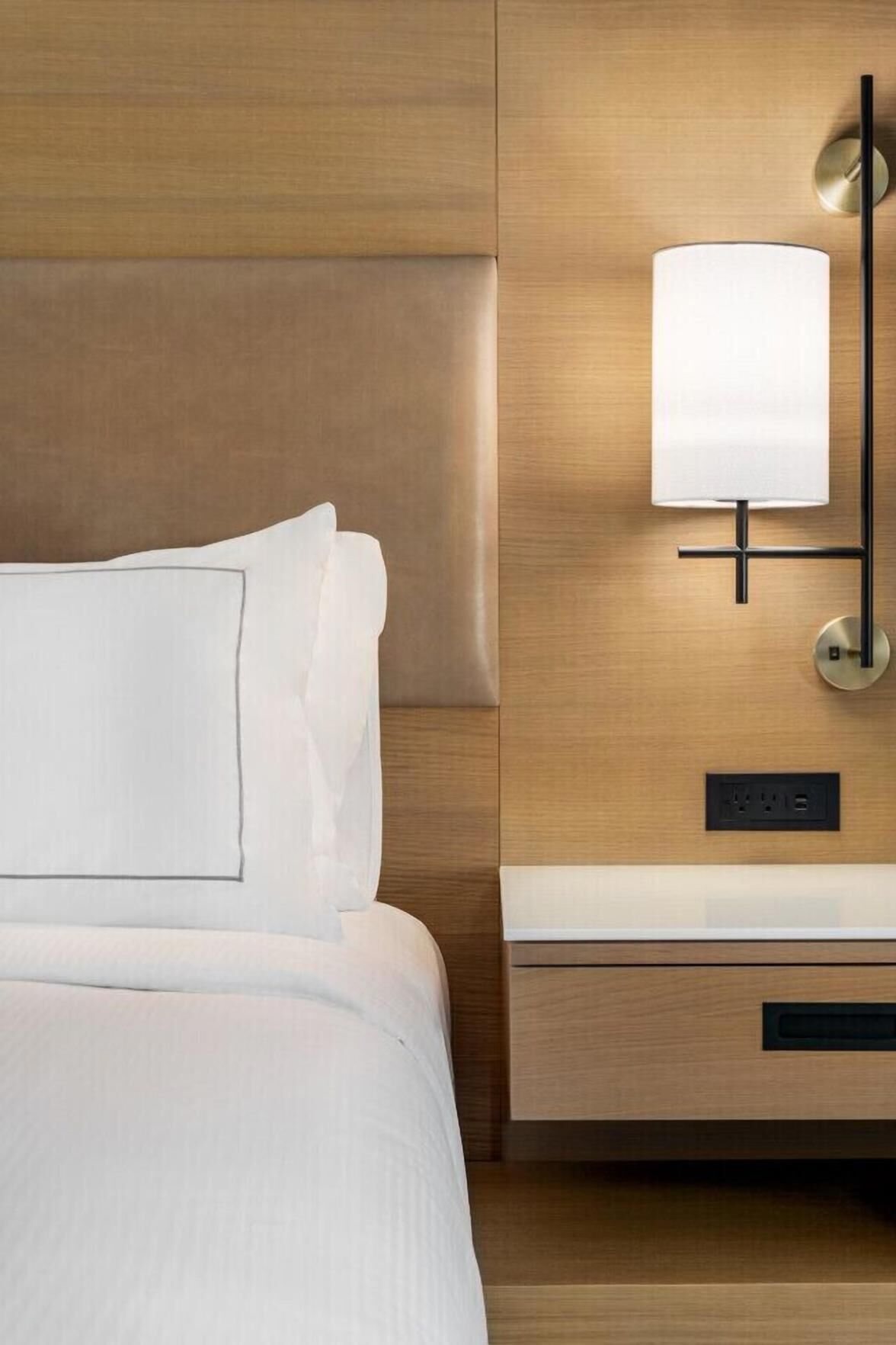 Peralatan tempat tidur premium, peti besi dalam bilik, meja 