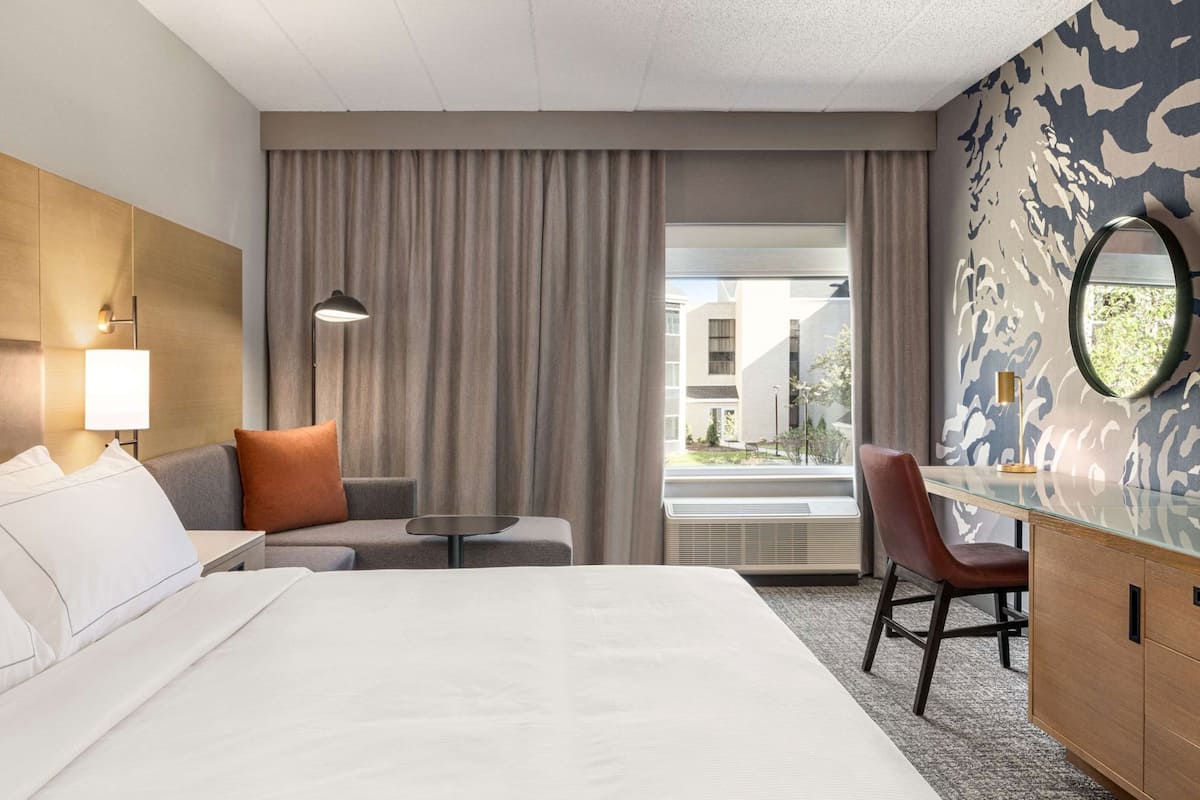 Premium bedding, in-room safe, desk, blackout drapes