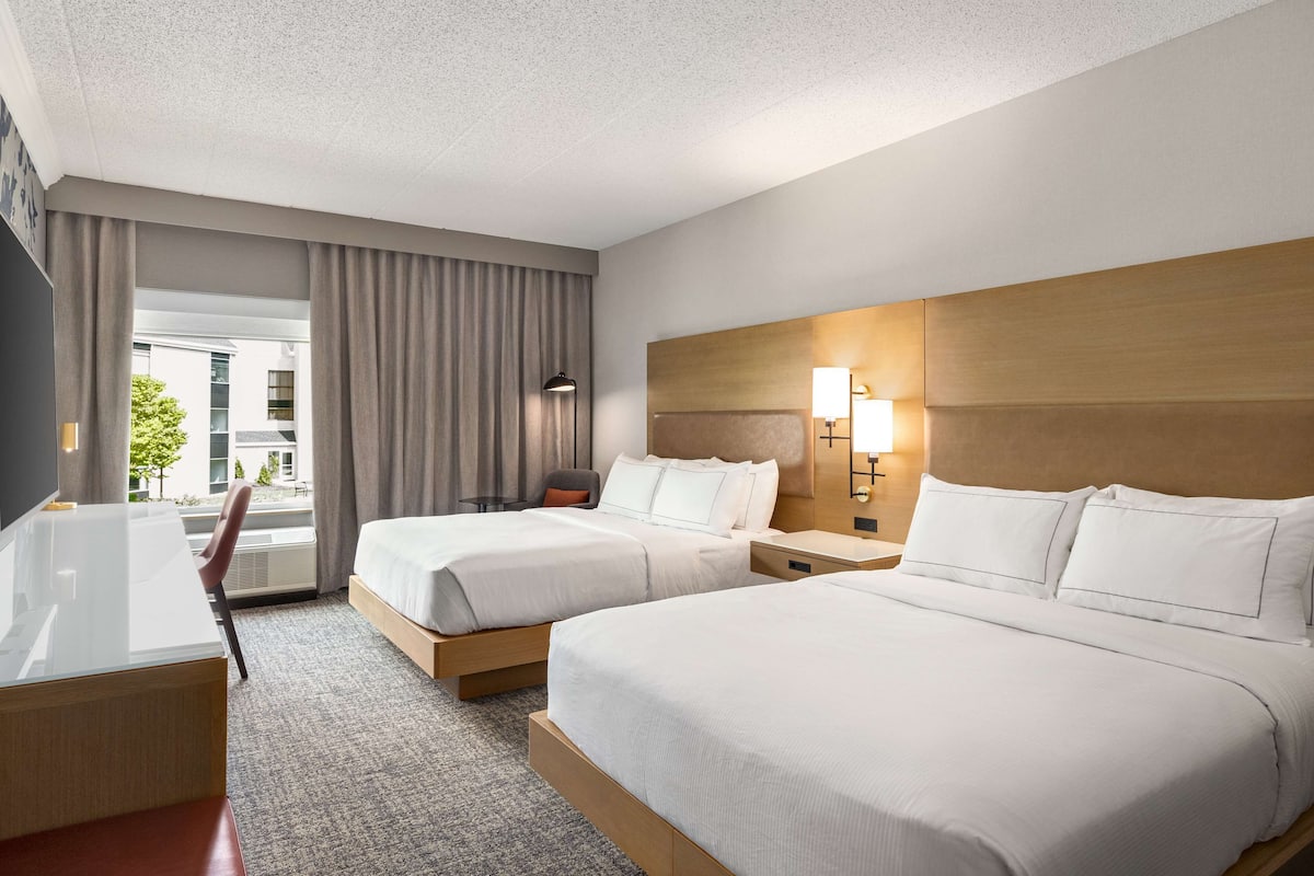 Premium bedding, in-room safe, desk, blackout curtains