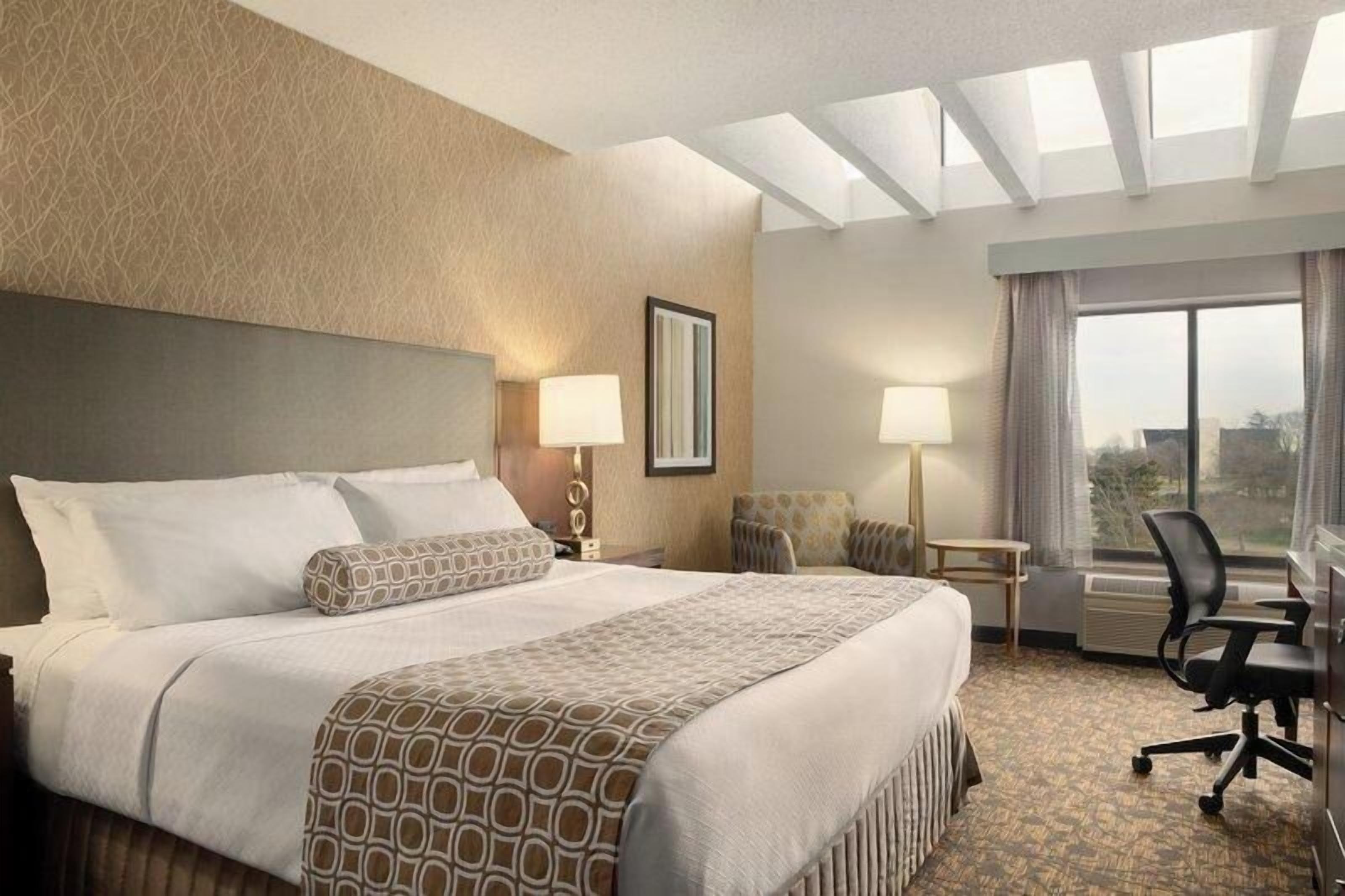 Peralatan tempat tidur premium, peti besi dalam bilik, meja 