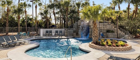 Alberca al aire libre y camastros