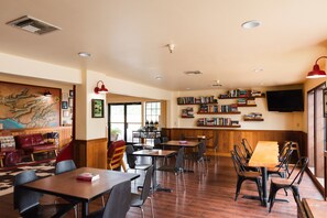 Lobby sitting area - The Redwood Riverwalk, A Boutique Hotel (Fortuna)