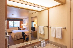 Combined shower/tub, free toiletries, hair dryer, towels