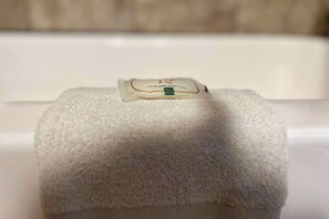 Desk, laptop workspace, iron/ironing board, cribs/infant beds - Quality Inn & Suites Louisville East (Louisville)