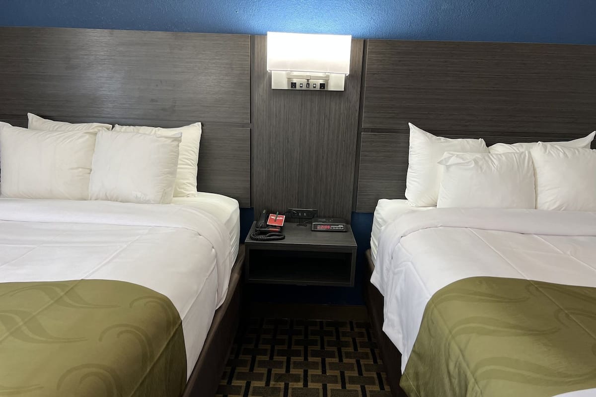 Schreibtisch, laptopgeeigneter Arbeitsplatz, Bügeleisen/Bügelbrett