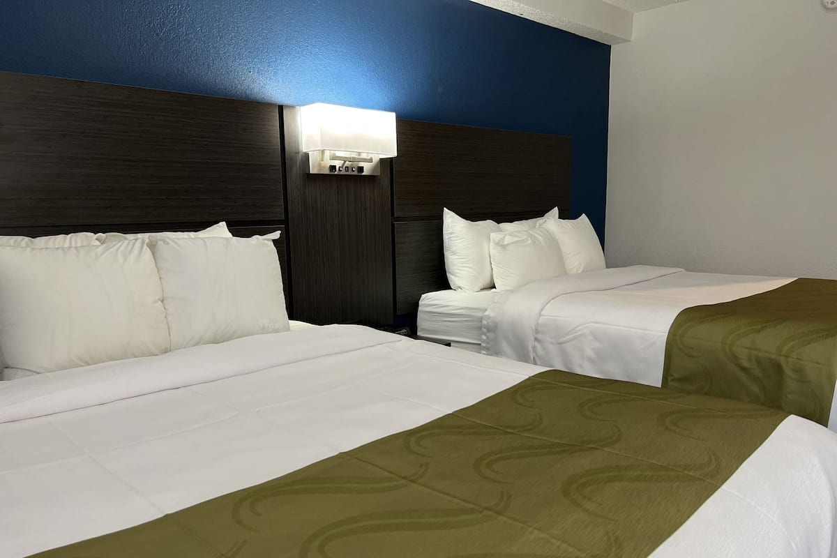 Schreibtisch, laptopgeeigneter Arbeitsplatz, Bügeleisen/Bügelbrett