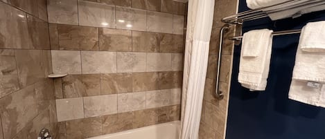 Standard Room, 1 King Bed, Non Smoking | Bathroom | Combined shower/tub, hair dryer, towels
