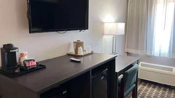 Een bureau, een laptopwerkplek, een strijkplank/strijkijzer